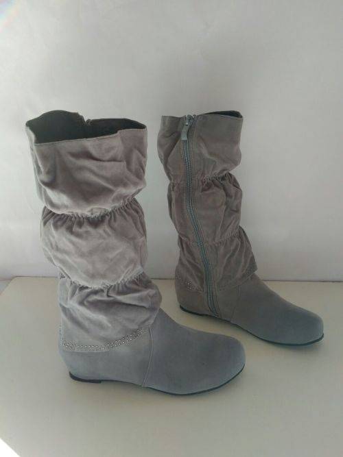 LOVELY LADIES GREY BOOTS.
