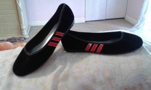 SUEDE PUMPS- BLACK WITH RED STRIPES.