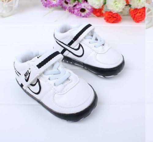 NIKE BABY SNEAKERS. (black/ white)