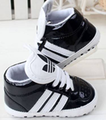 ADIDAS BABY SNEAKERS BLACK. (heart flap)