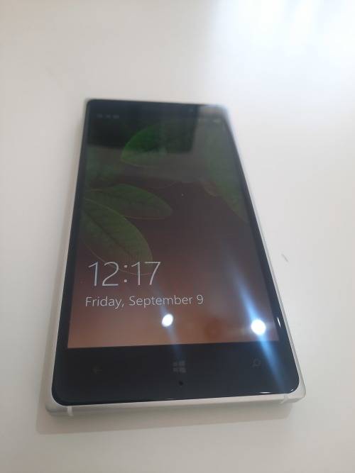 Like NEW NOKIA LUMIA 830 - LIME GREEN for SALE!