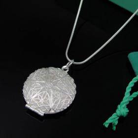 Hobolicious - Stunning Silver Locket - Place your photo inside - In stock and ready to deliver