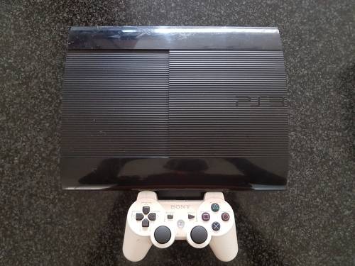 Play Station 3 (PS3) + 2 Controllers + Games...