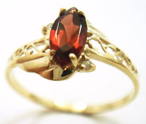 STUNNING 9CT SOLID YELLOW GOLD GARNET AND DIAMOND RING (INVEST NOW IN GOLD JEWELLERY)