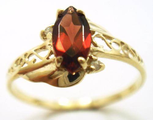 STUNNING 9CT SOLID YELLOW GOLD GARNET AND DIAMOND RING (INVEST NOW IN GOLD JEWELLERY)
