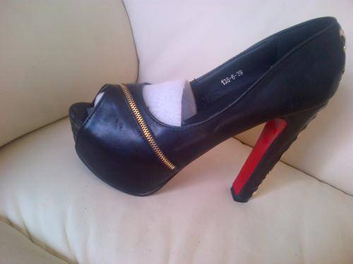 BRAND NEW!!! V V COMFY LADIES BLACK HIGH HEELED SANDAL - size 6