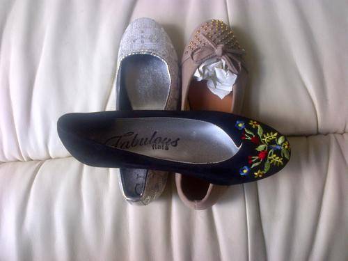 SIZE3:ONE BIDDER TAKES ALL 3 PAIRS OF SHOES+1 PAYMENT OF R65POSTAGE FOR ALL3PAIRS