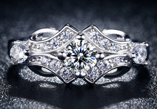 BREATHTAKING!! WHITE GOLD PLATED WITH SIMULATED DIAMOND RING SIZE 7/17.3MM/O ERV R999