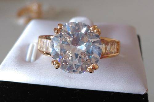 MIND-BOGGLING!! YELLOW GOLD PLATED WITH SIMULATED DIAMOND RING SIZE 9/19MM/R1/2 ERV R999