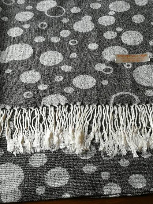 Pashmina, Black with white dots