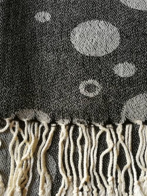 Pashmina, Black with white dots
