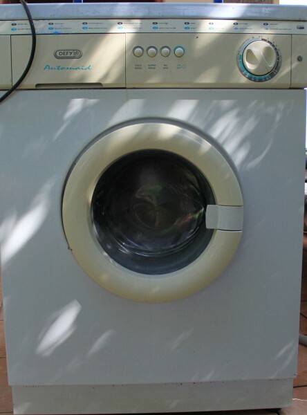 Defy washing machine. NEEDS ATTENTION!! STARTS @ R1, NO RESERVE