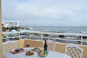 CAPE TOWN, THE RIVIERA, SEA POINT, WEEK 51,(18th TO 25th DECEMBER) 4 SLEEPER IN A GREAT LOCATION