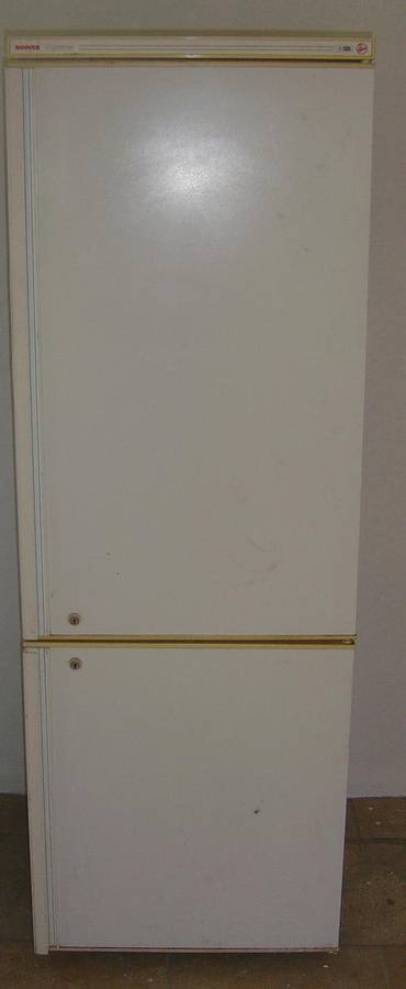HOOVER SUPREME FRIDGE/ FREEZER, NEEDS ATTENTION (SEE DESCRIPTION) STARTS @ R1-00, NO RESERVE!!!!
