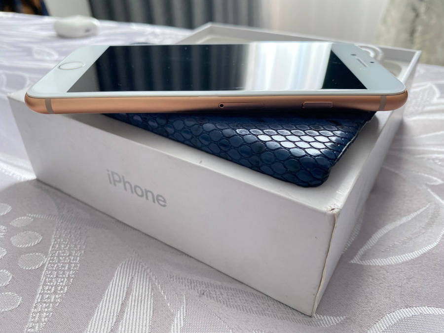 GREAT CONDITION APPLE IPHONE 8 64GB ROSE GOLD WITH BOX, COVER AND CABLE