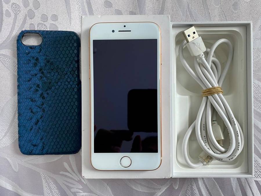 GREAT CONDITION APPLE IPHONE 8 64GB ROSE GOLD WITH BOX, COVER AND CABLE