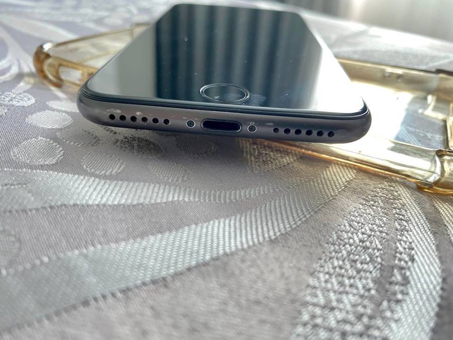 IMMACULATE APPLE IPHONE 8 64GB SPACE GREY WITH 100% BATTERY. WITH COVER AND CABLE.