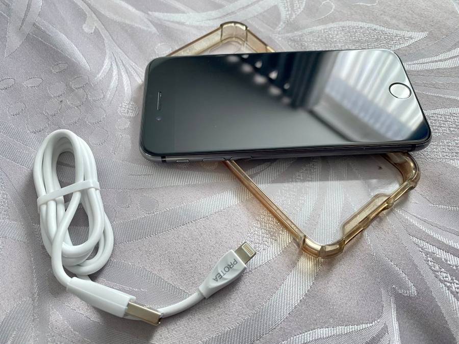 IMMACULATE APPLE IPHONE 8 64GB SPACE GREY WITH 100% BATTERY. WITH COVER AND CABLE.