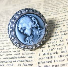 Vintage Collection * Ladies Queen Evening Adjustable Ring *