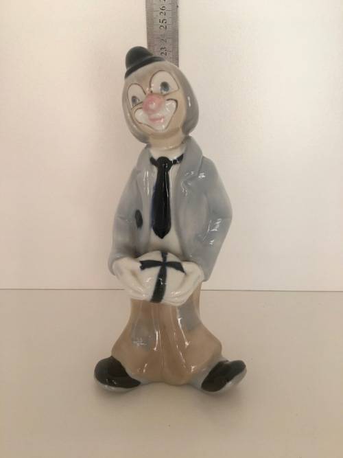 Stunning Tengra Spain hand made Clown with Ball - SIMILAR to Lladro