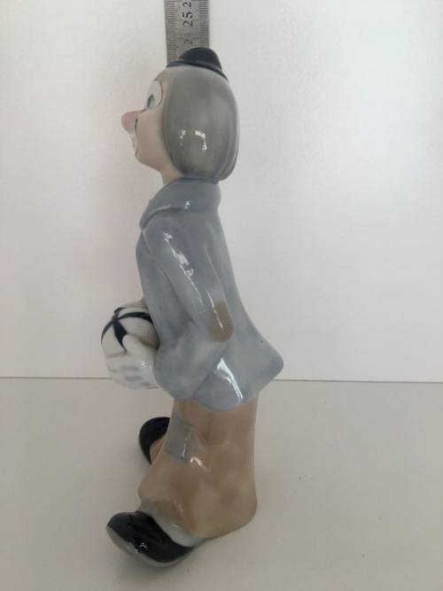 Stunning Tengra Spain hand made Clown with Ball - SIMILAR to Lladro