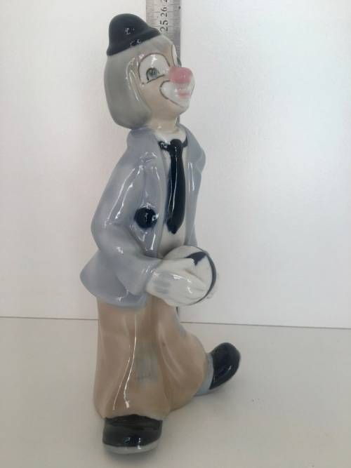 Stunning Tengra Spain hand made Clown with Ball - SIMILAR to Lladro