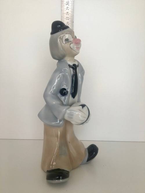 Stunning Tengra Spain hand made Clown with Ball - SIMILAR to Lladro