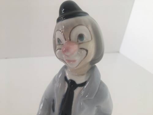 Stunning Tengra Spain hand made Clown with Ball - SIMILAR to Lladro