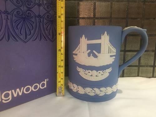 Lovely Vintage Wedgwood Jasper 1975 Christmas Mug ft Tower Bridge