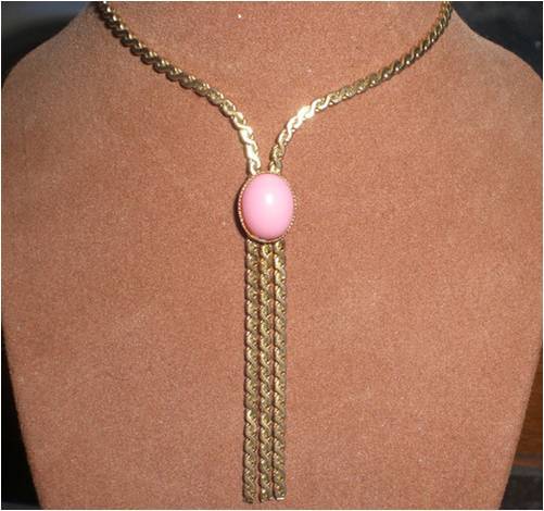 ELEGANT GOLD TONED NECKLACE WITH PINK PENDANT