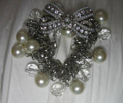 BRACELET WITH FAUX PEARLS & BOW