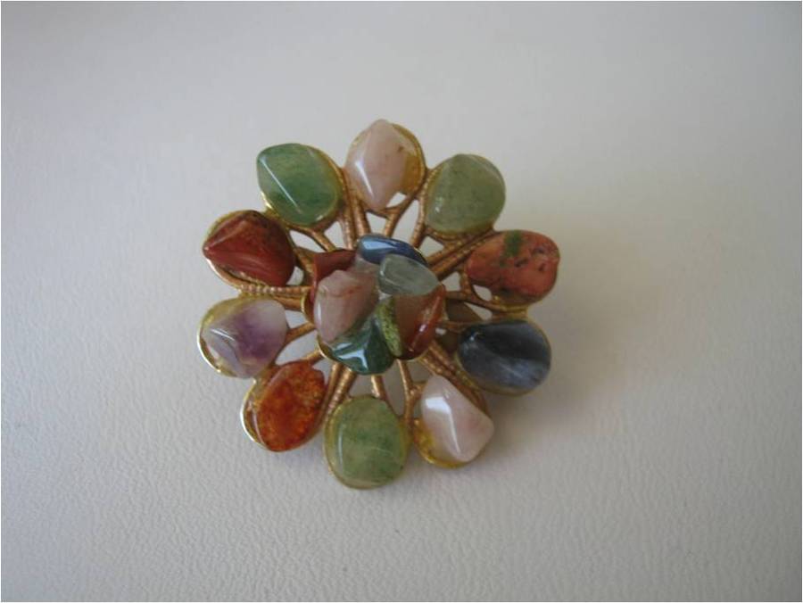 VINTAGE SEMI PRECIOUS STONE BROOCH