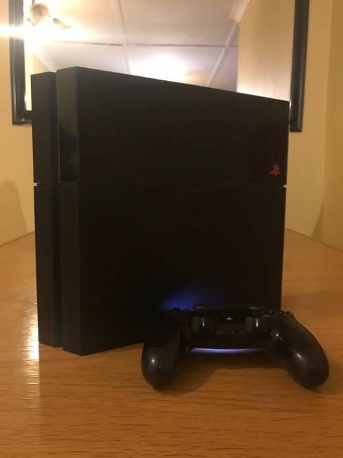 Playstation 4 - LIKE NEW