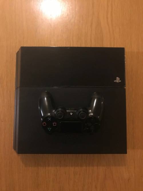Playstation 4 - LIKE NEW