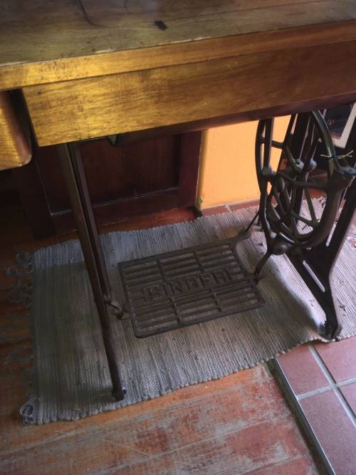 Singer sewing machine (not working)