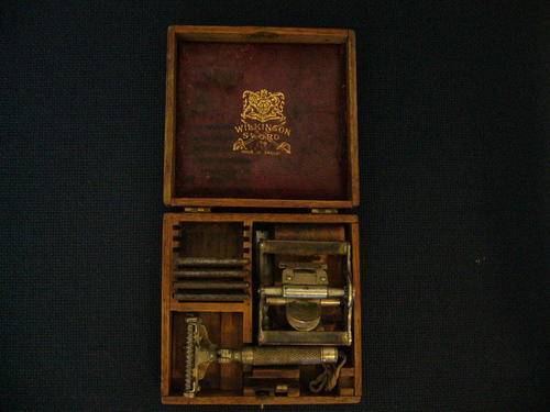 ANTIQUE WILKINSON SWORD SHAVING KIT MANUFACTURED IN ENGLAND. !!!NEVER SEEN ON BOB!!!