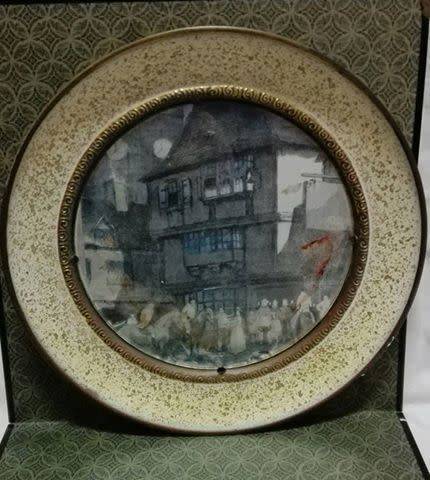 Unique round metal frame - made in England