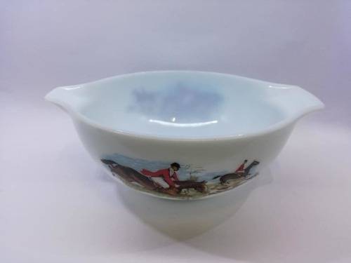 Casserole Bowl Tally Ho design Vintage JAJ Pyrex Hunting Scene - milk glass 27cm