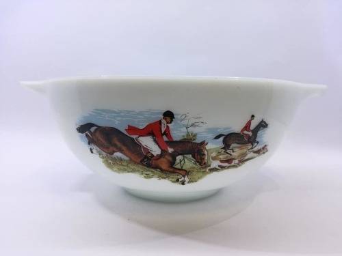 Casserole Bowl Tally Ho design Vintage JAJ Pyrex Hunting Scene - milk glass 27cm