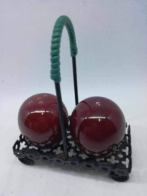 Salt and pepper set