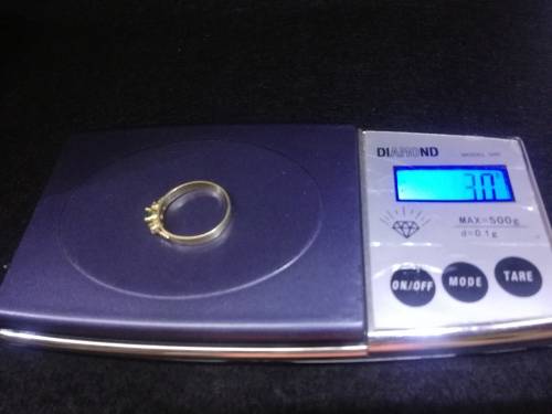 18ct gold ring with diamonds and emerald 3g