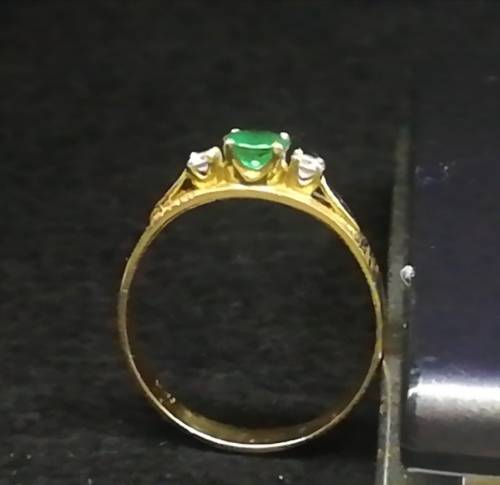 18ct gold ring with diamonds and emerald 3g
