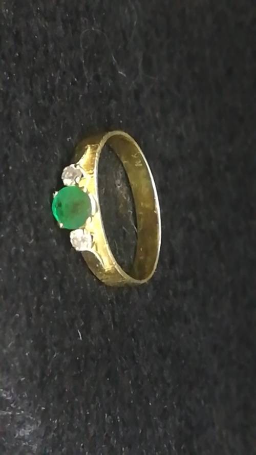 18ct gold ring with diamonds and emerald 3g