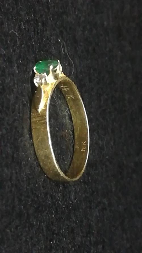 18ct gold ring with diamonds and emerald 3g