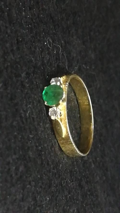 18ct gold ring with diamonds and emerald 3g