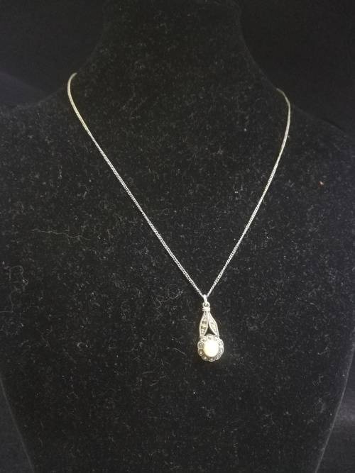 Stunning marcasite and faux pearl necklace