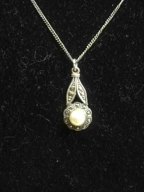 Stunning marcasite and faux pearl necklace