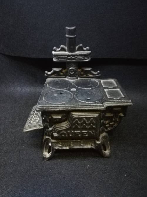 Miniature Antique Cast Iron Queen stove -  Salesman Sample