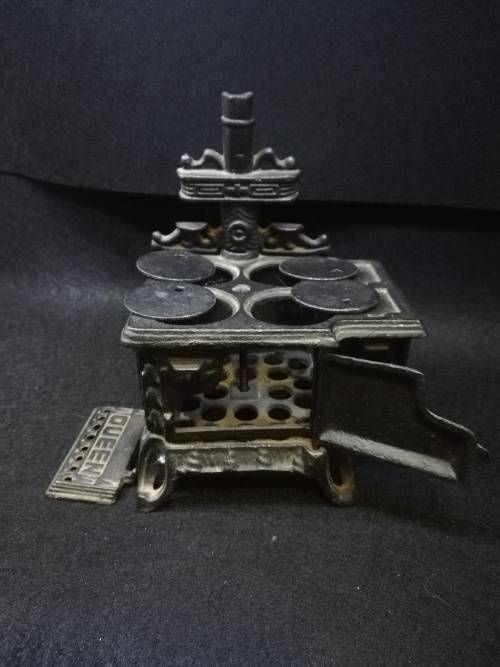 Miniature Antique Cast Iron Queen stove -  Salesman Sample