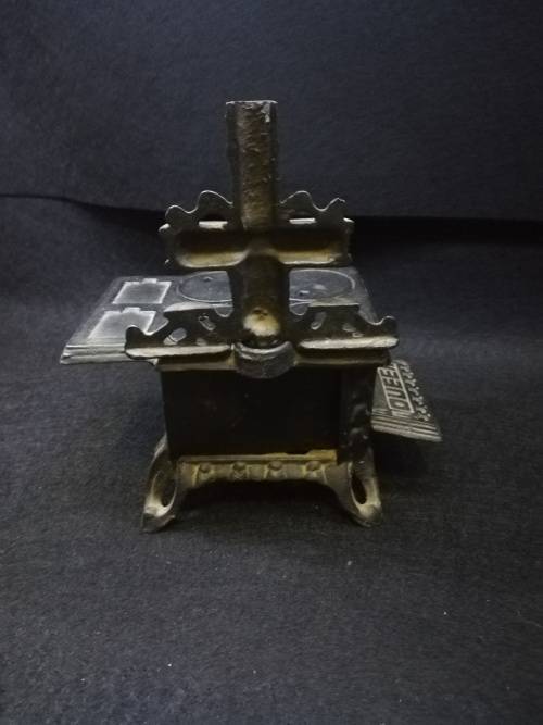 Miniature Antique Cast Iron Queen stove -  Salesman Sample